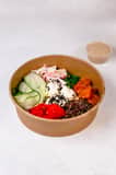 Sushi bowl med marinerad lax och kimchi