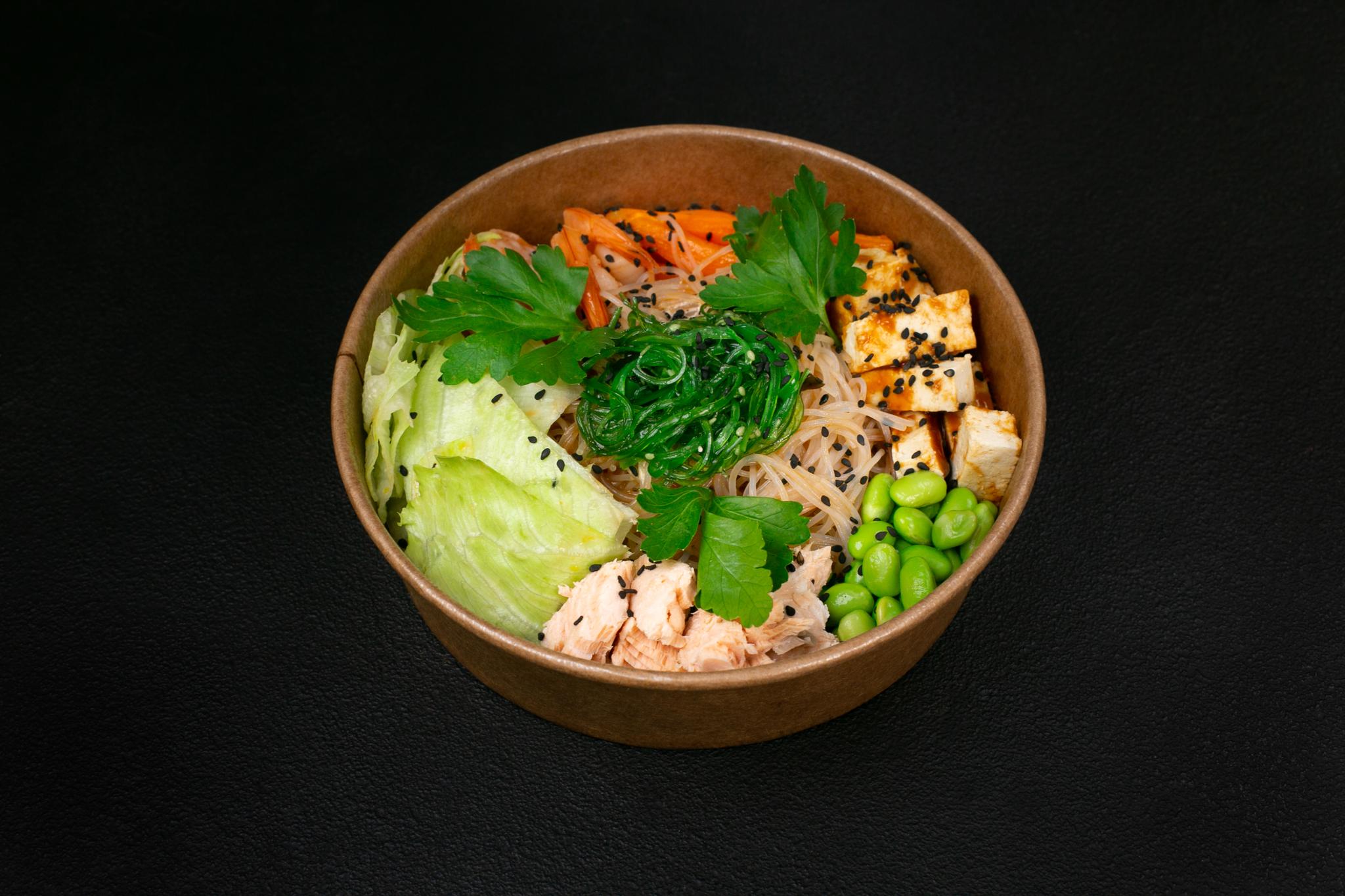 Asiatisk bowl med lax, glasnudlar och grönsaker