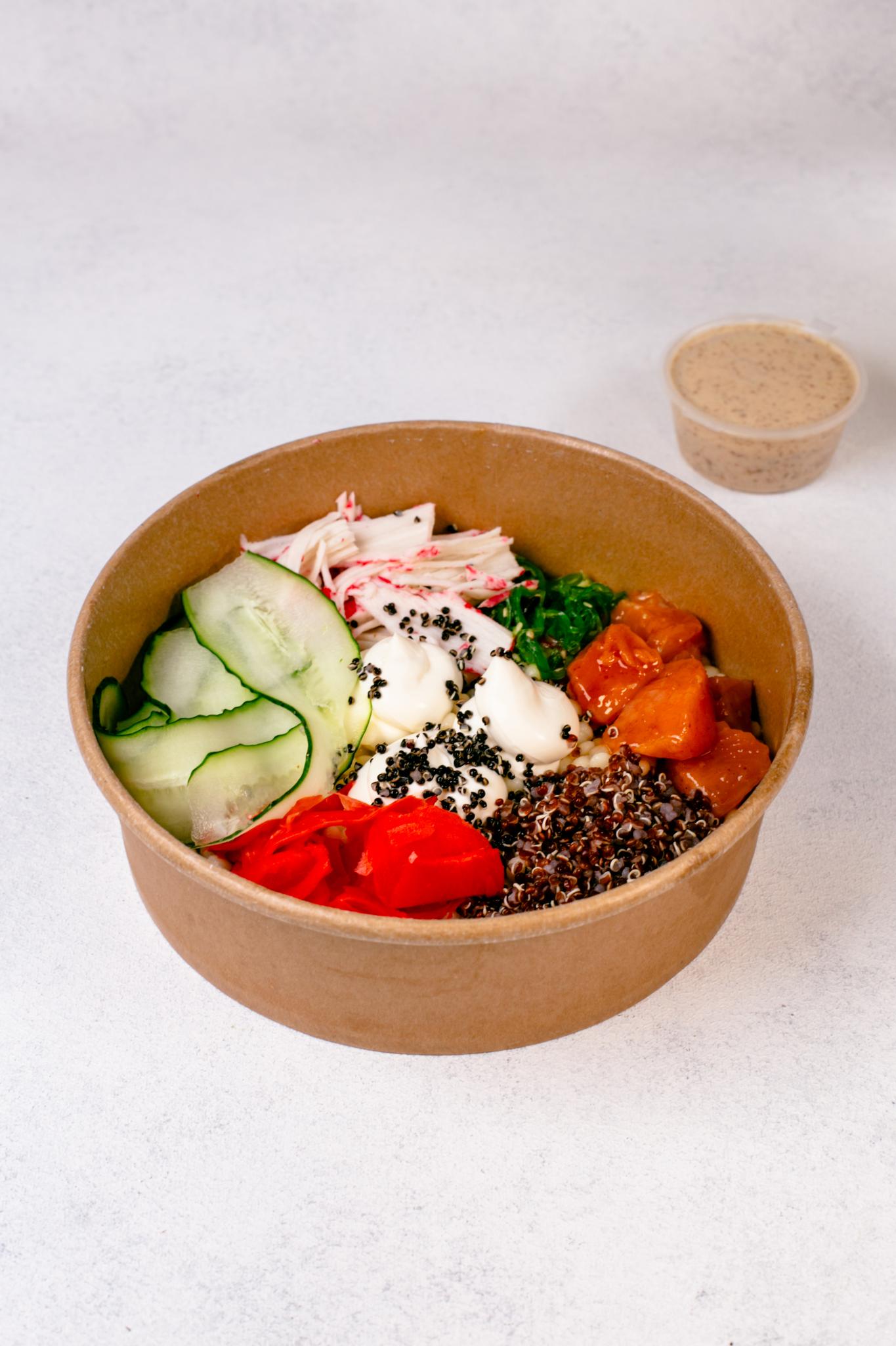 Sushi bowl med marinerad lax och kimchi