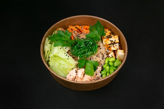 Asiatisk bowl med lax, glasnudlar och grönsaker