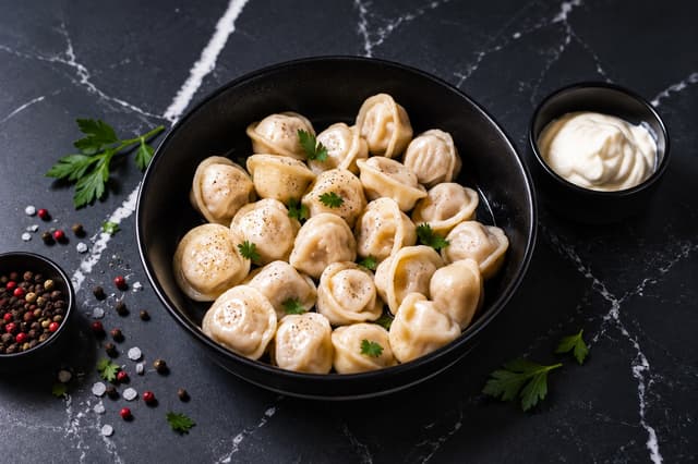 Pelmeni (små dumplings) med nötkött