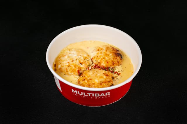 Syrniki med parmesan i krämig ostsås