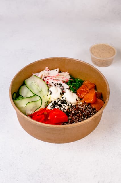 Sushi bowl med marinerad lax och kimchi